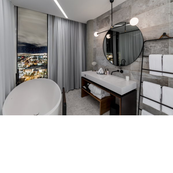 Lýsingarhönnun herbergja og annarra rýma er fyrsta flokks og til verksins voru notuð ljós frá Atelier Areti og KLUS.