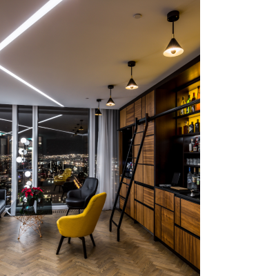 Lýsingarhönnun herbergja og annarra rýma er fyrsta flokks og til verksins voru notuð ljós frá Atelier Areti og KLUS.