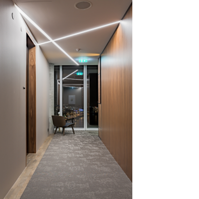 Lýsingarhönnun herbergja og annarra rýma er fyrsta flokks og til verksins voru notuð ljós frá Atelier Areti og KLUS.