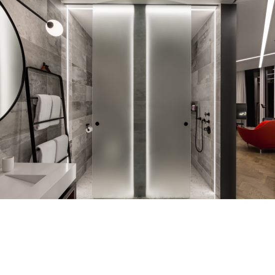 Lýsingarhönnun herbergja og annarra rýma er fyrsta flokks og til verksins voru notuð ljós frá Atelier Areti og KLUS.