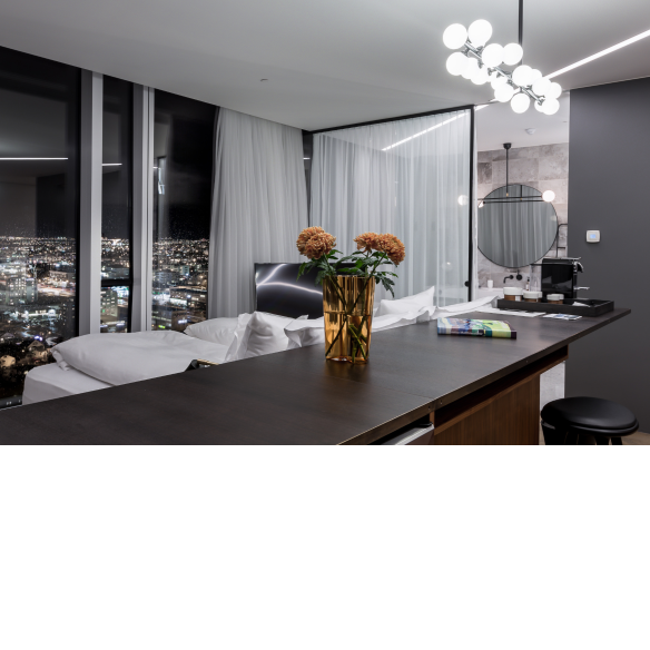 Lýsingarhönnun herbergja og annarra rýma er fyrsta flokks og til verksins voru notuð ljós frá Atelier Areti og KLUS.